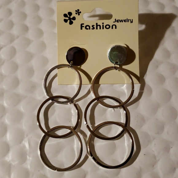 SILVERTONE EARRINGS - Picture 1 of 3